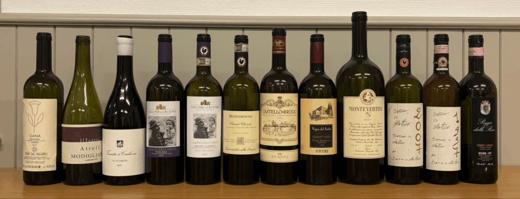 Une sélection de bouteilles de Chianti Classico et vins toscans de prestige, millésimes 2021 à 1997, incluant des Gran Selezione, Riserva et IGT, présentées sur un comptoir en bois, avec étiquettes variées et bouchons colorés, dans un cadre lumineux et épuré.
