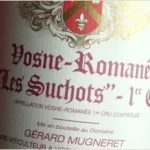 bouteille de vosne romanée Gerard Mugneret sur fond rouge