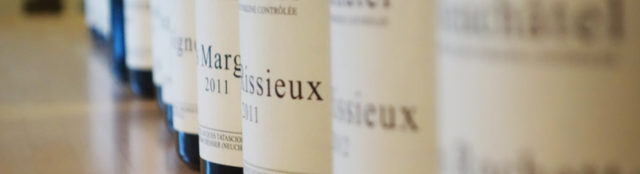 Alignement de bouteilles de Pinot Noir Domaine de la Rochette, J. Tatasciore. Millésimes multiples. Wine Rose collections