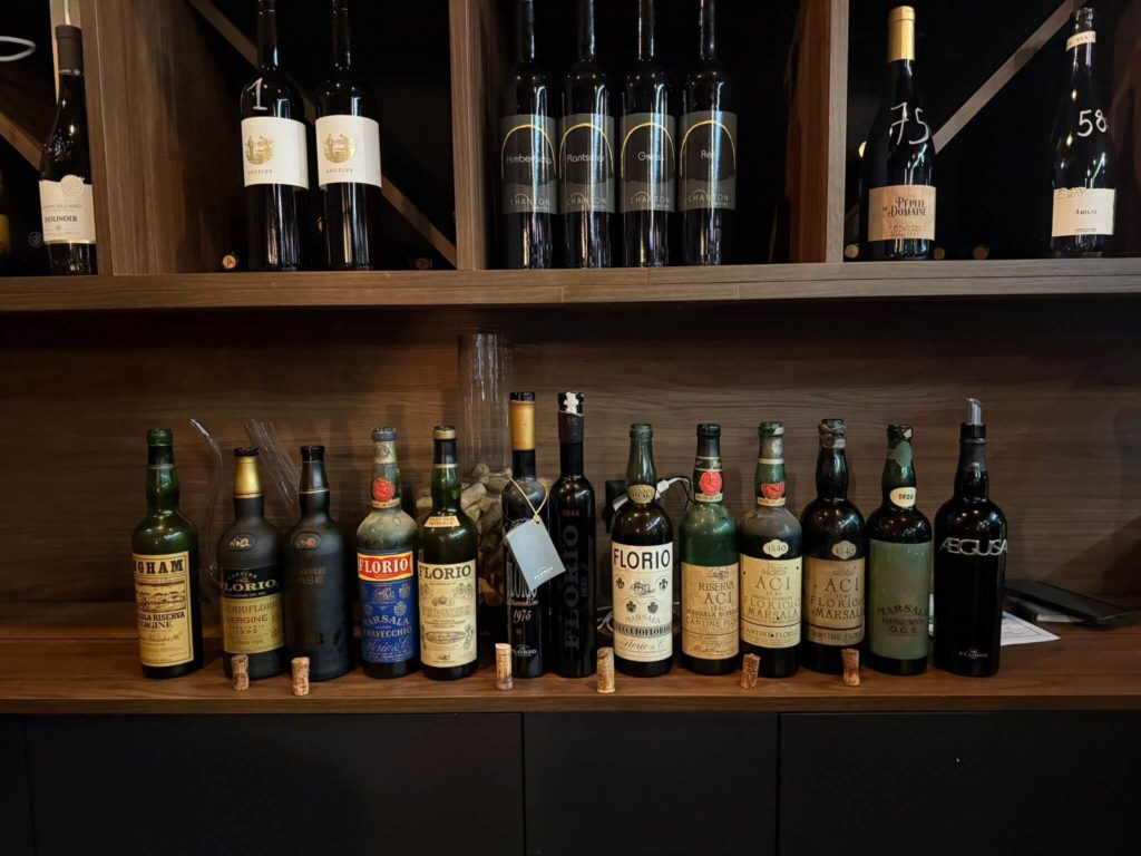 Une sélection de bouteilles Marsala Florio datant de 1926 aux années 1990, exposées pour une dégustation historique à Saint-Saphorin.