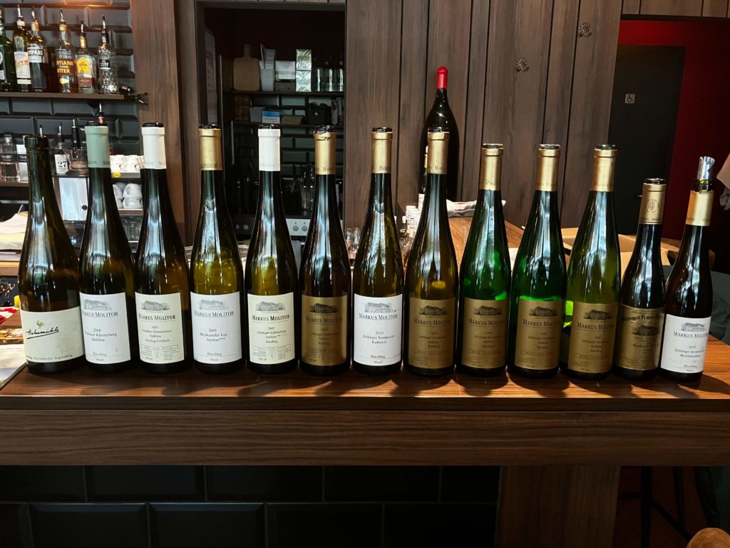 line-up de bouteilles de Riesling du Domaine Markus Molitor entre 1990 et 2015. Wine Rose dégustations - collectors, national et international.