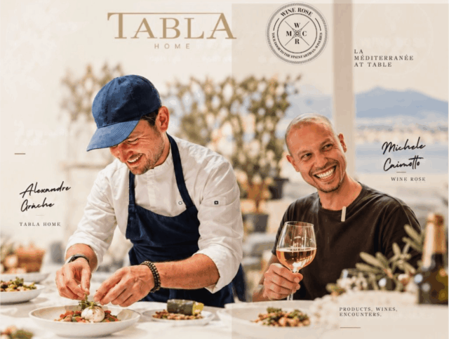 Le sommelier Michele Caimotto et le chef Alexandre Grache de Tabla Home sourient ensemble à l'extérieur lors d'une dégustation de vin et d'un accord mets-vins.